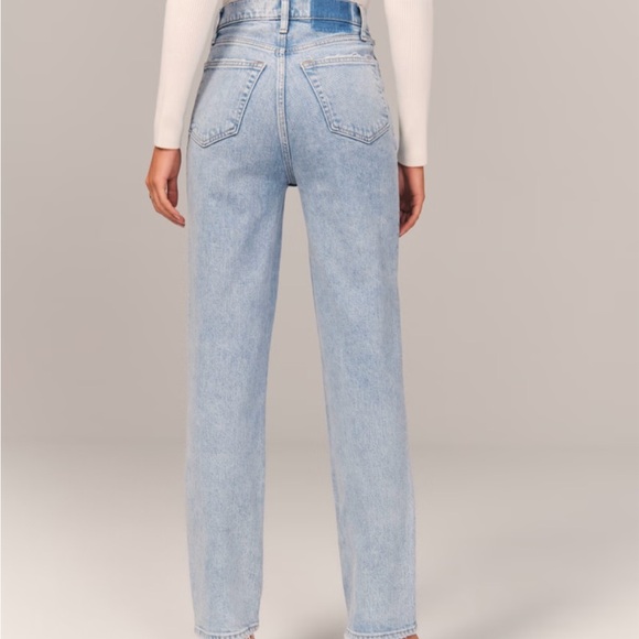 Abercrombie & Fitch | Ultra High Rise 90s Straight Jean - Picture 3 of 6